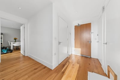 Flat Ellora Road in Greater London