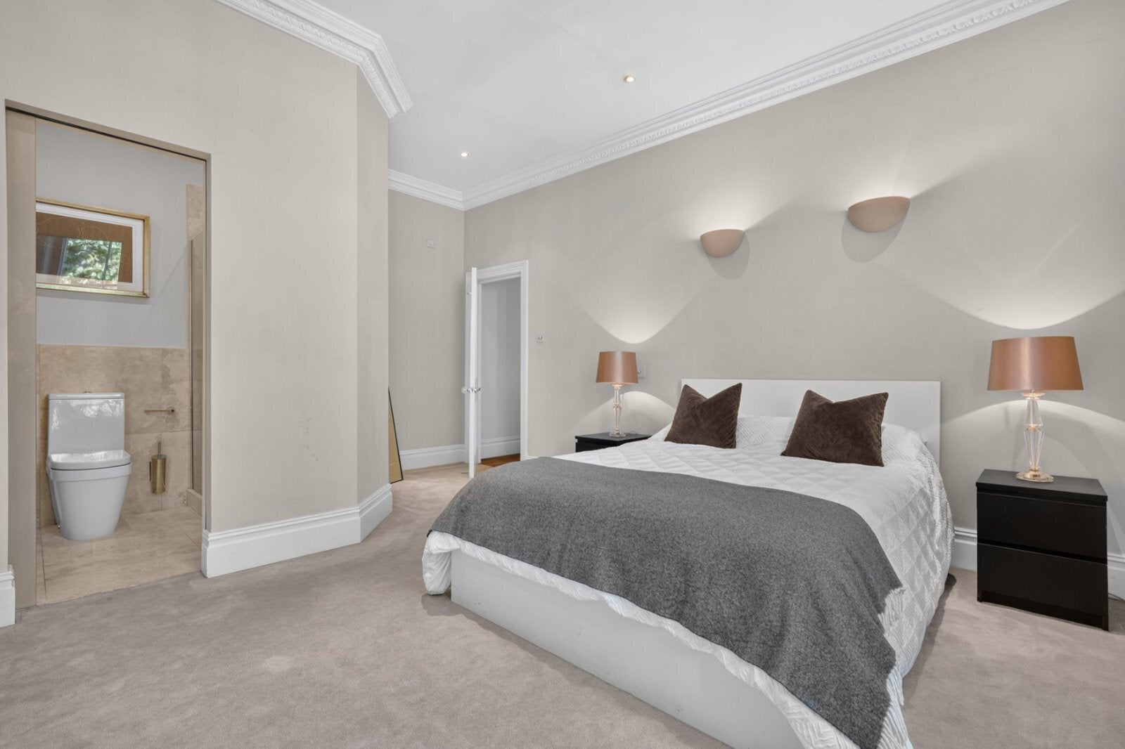 Flat Linden Gardens in Greater London