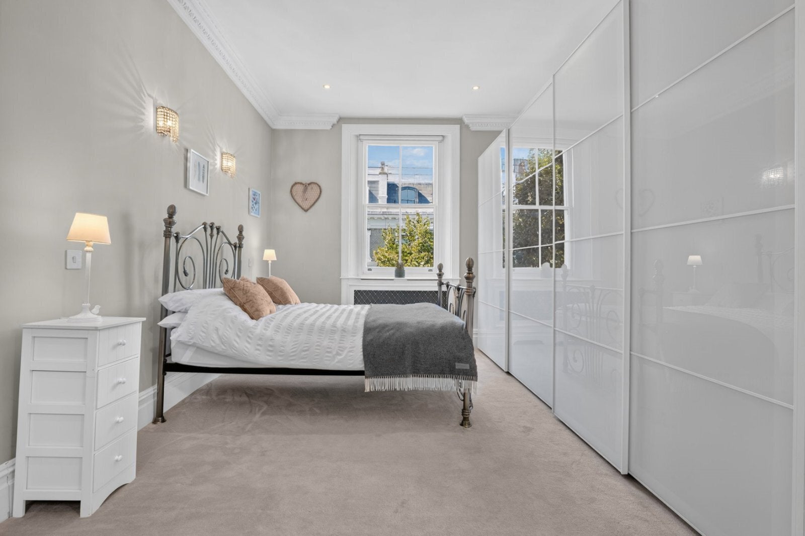 Flat Linden Gardens in Greater London