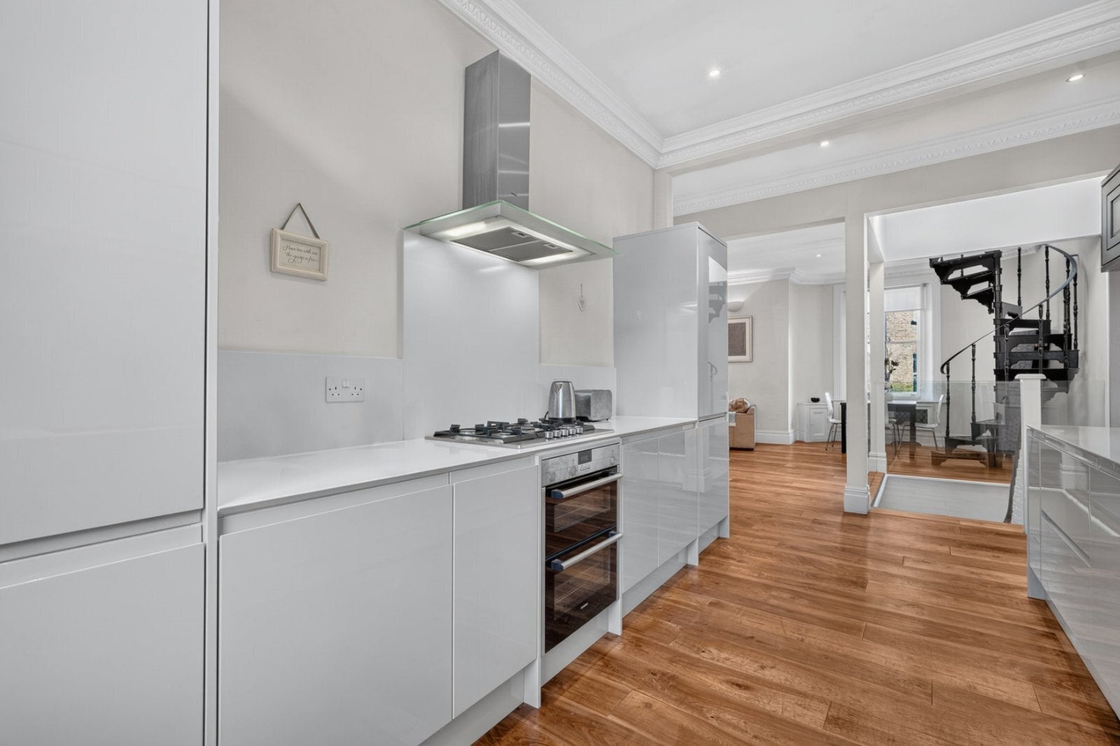 Flat Linden Gardens in Greater London
