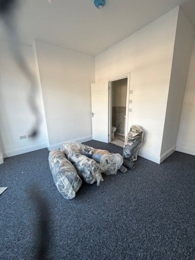 Room Ashburnham Road in Luton