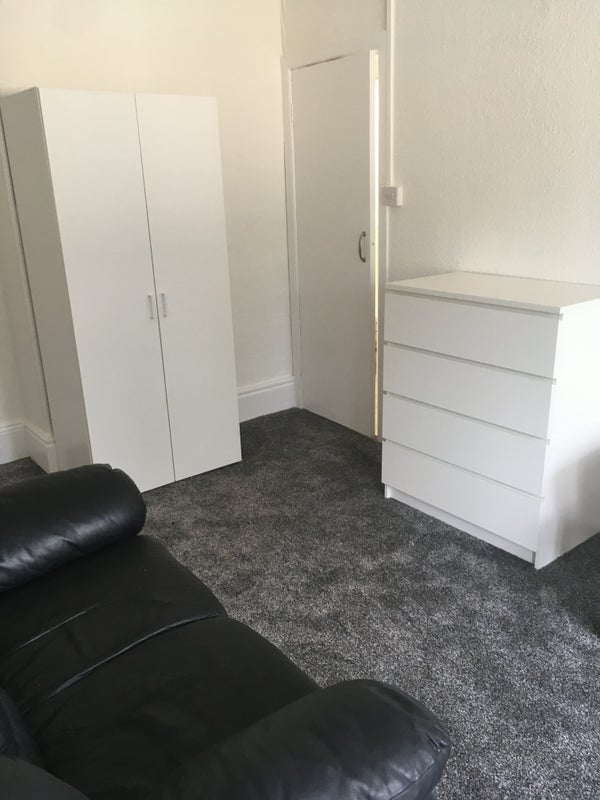 Flat Kenwood Park Road in Sheffield