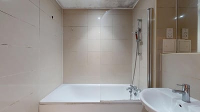 Flat Greenhill Way in Greater London