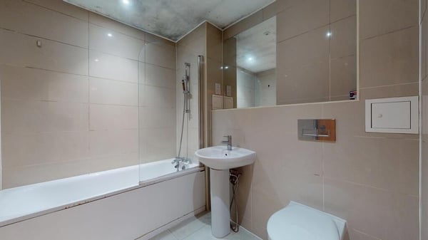 Flat Greenhill Way in Greater London