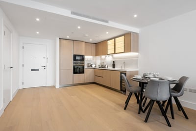 Flat Prince of Wales Drive in Greater London