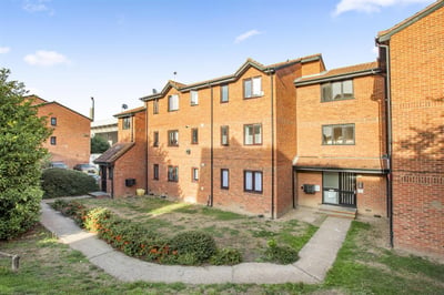 Flat Samuel Close in Greater London