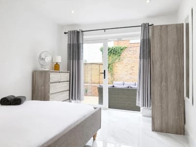 Flat White Hill Close in Canterbury