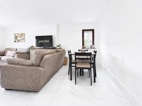 Flat White Hill Close in Canterbury