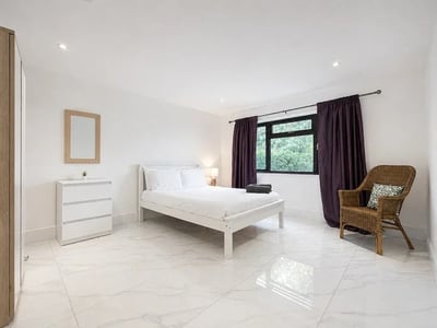 Flat White Hill Close in Canterbury