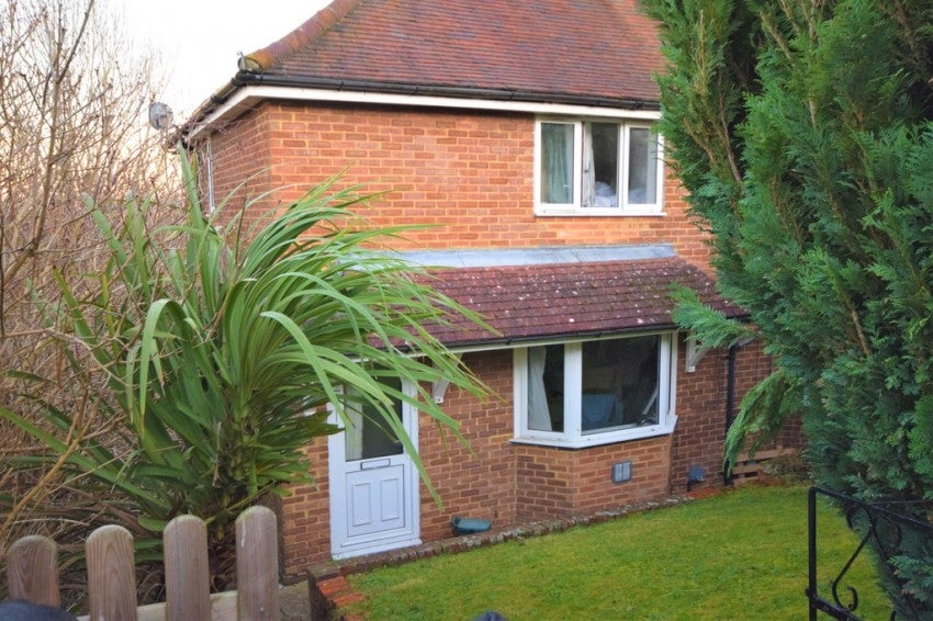 Flat Woodside Road in Guildford