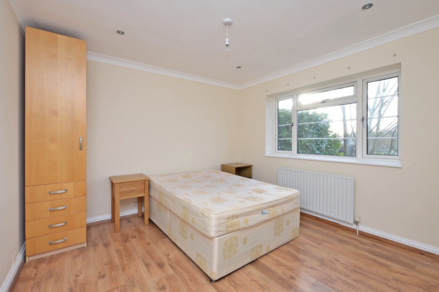 Room Crabtree Road in Surrey Heath