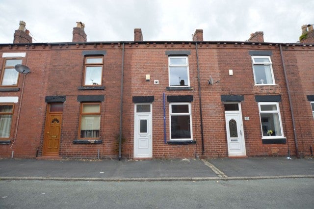 Flat Fairclough Street in Hindley