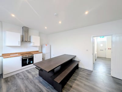 Room Burlington Road in Leeds