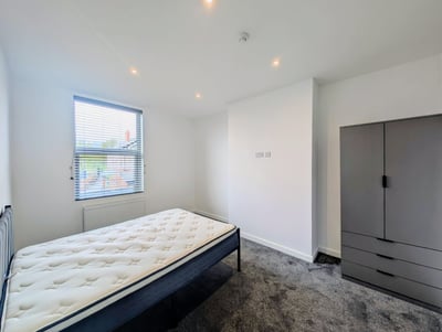 Room Burlington Road in Leeds