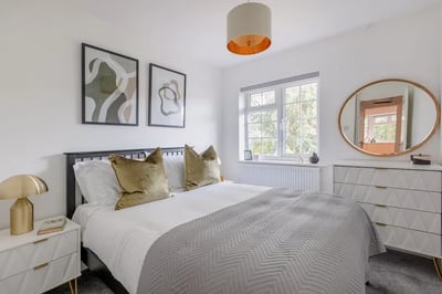 House Weydown Close in Guildford