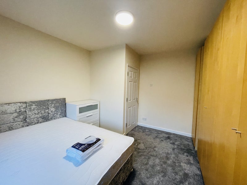 Room Narrow Street in Greater London