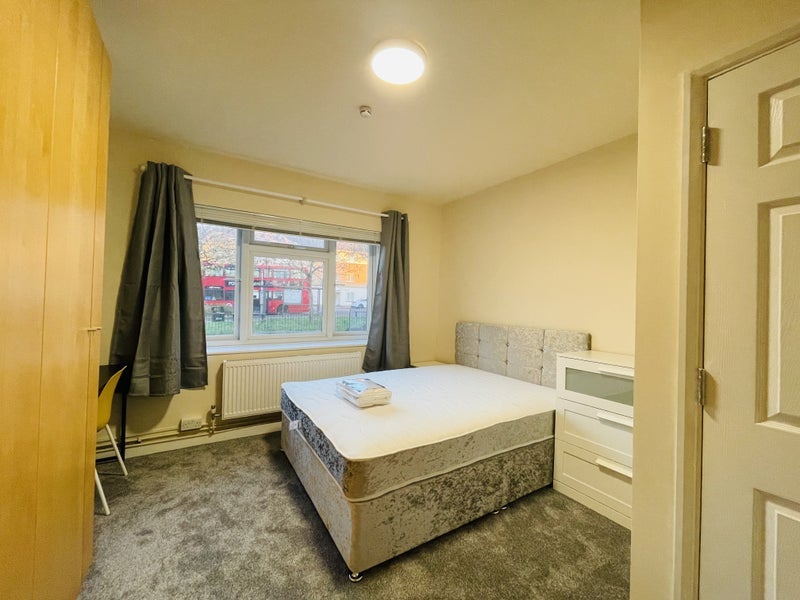 Room Narrow Street in Greater London