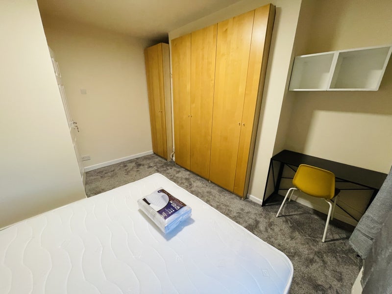 Room Narrow Street in Greater London