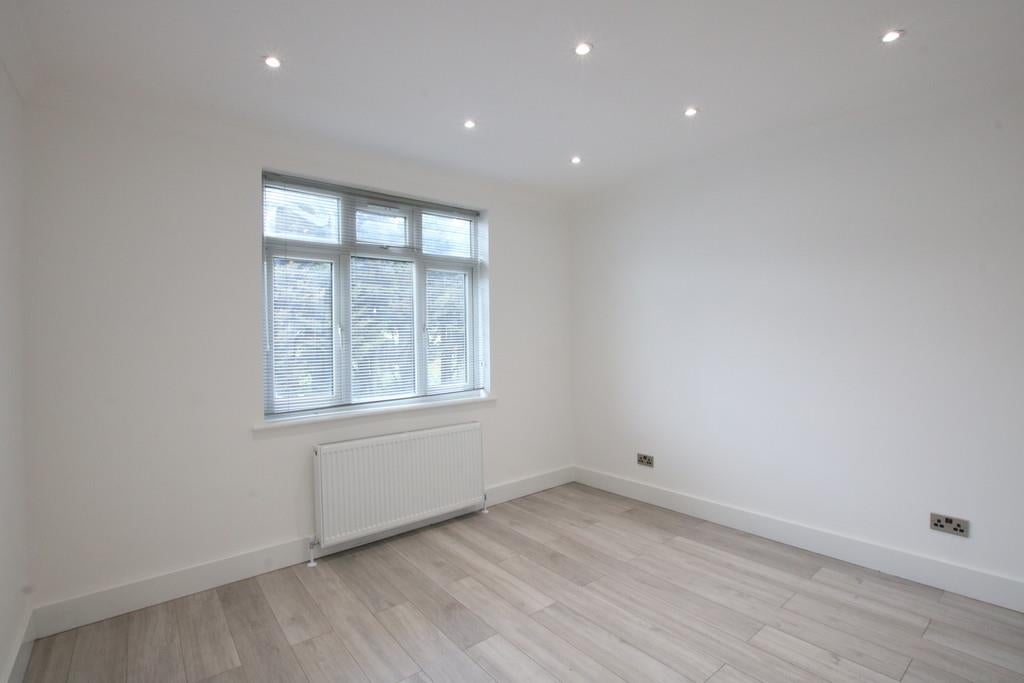 Flat Northview Crescent in Greater London