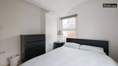 Flat Commercial Road in Greater London