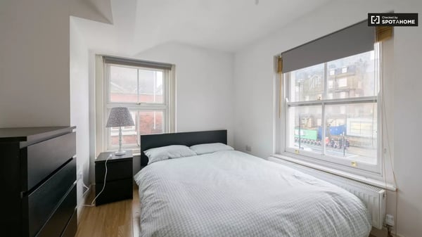 Flat Commercial Road in Greater London