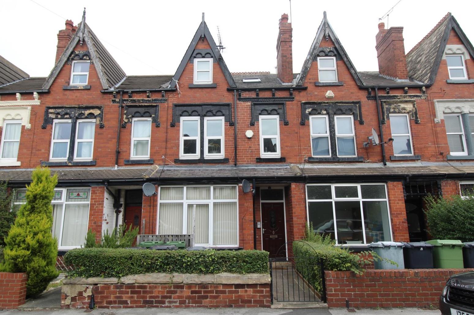 Flat Roman Grove in Leeds
