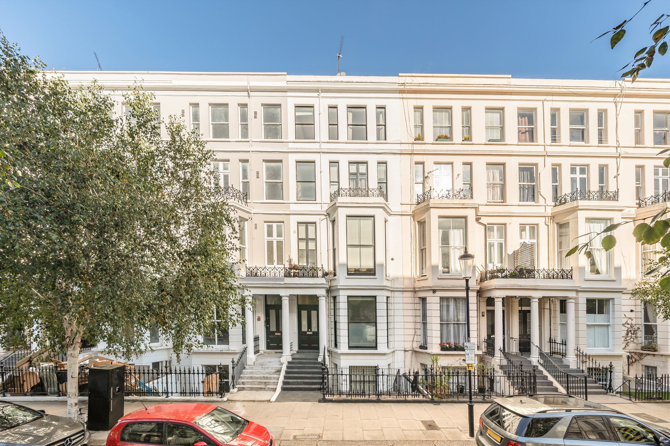 Flat Longridge Road in Greater London