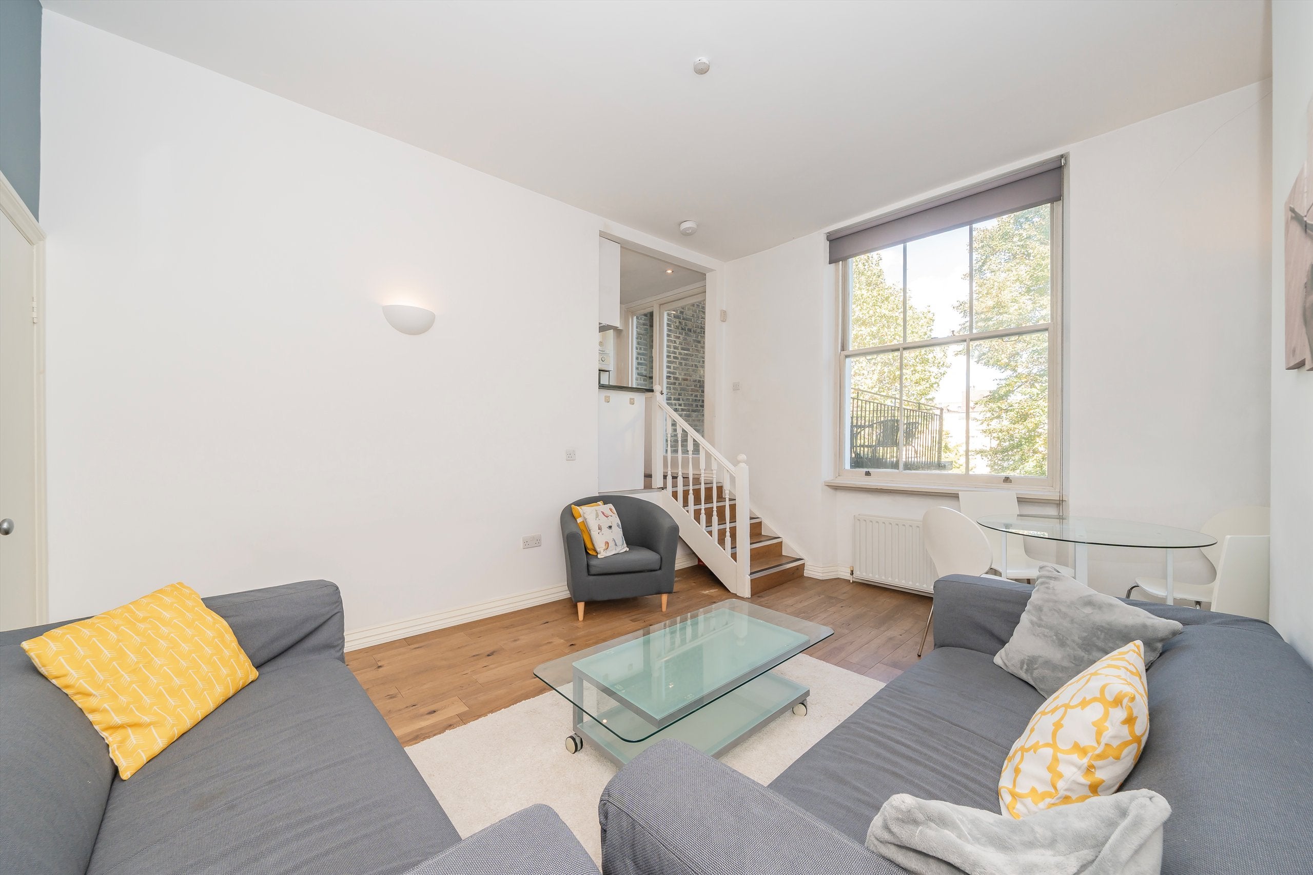 Flat Longridge Road in Greater London