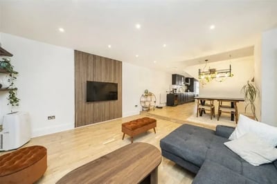 Flat Wheler Street in Greater London