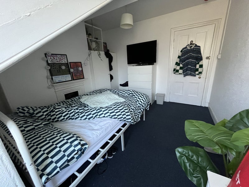 Room Otley Road in Leeds