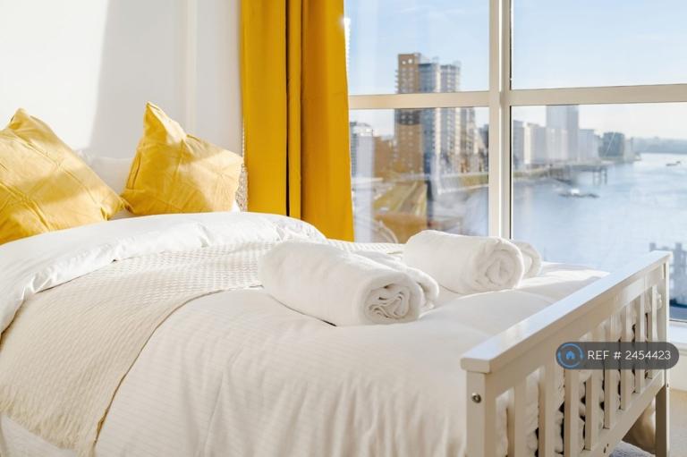 Flat Westferry Circus in Greater London