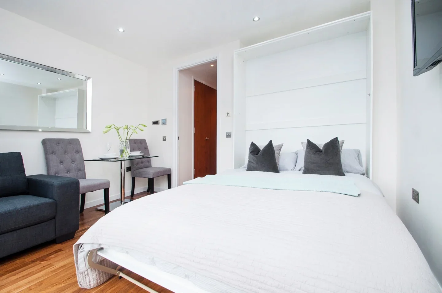 Flat Fairmont Avenue in Greater London