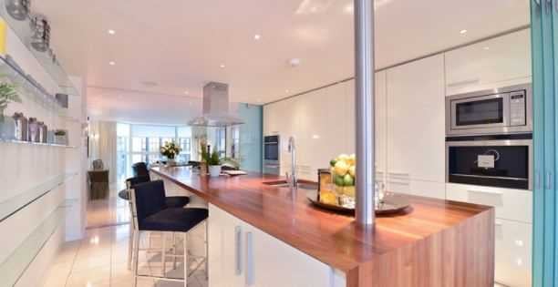 Flat Kensington Court in Greater London