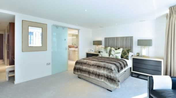 Flat Kensington Court in Greater London