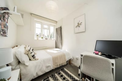 Flat Tooting High Street in Greater London