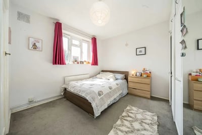 Flat Tooting High Street in Greater London