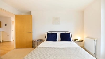 Flat Aintree Street in Greater London