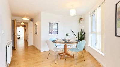 Flat Aintree Street in Greater London