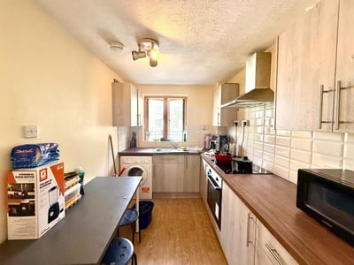Flat Oakshott Court in Greater London