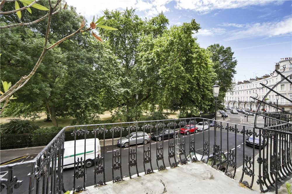 Flat Royal Crescent in Greater London