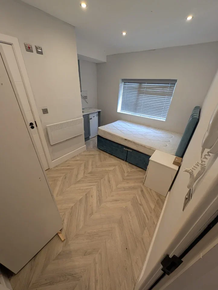 Flat Almond Avenue in Greater London