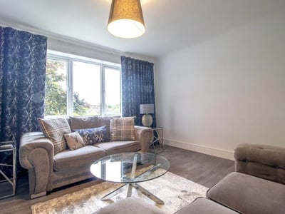 Flat Edward Avenue in Renfrew