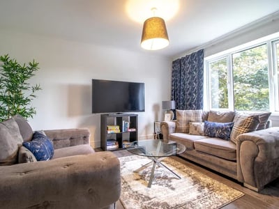 Flat Edward Avenue in Renfrew