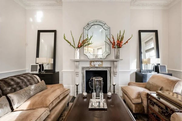 Flat Herbert Crescent in Greater London