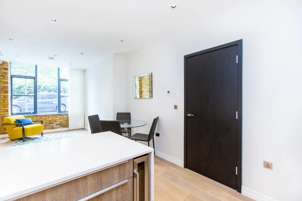 Flat Lawn Lane in Greater London