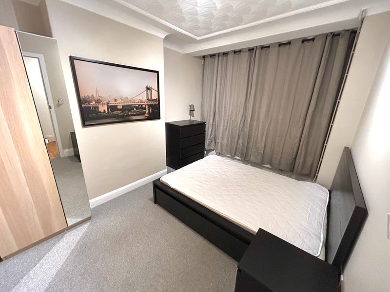 Room Granny Avenue in Leeds