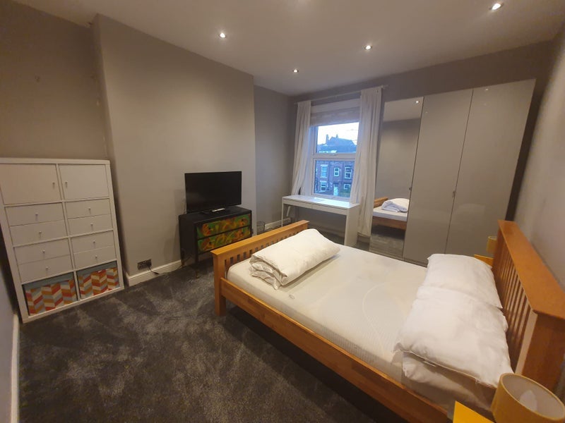 Room Gipton Avenue in Leeds