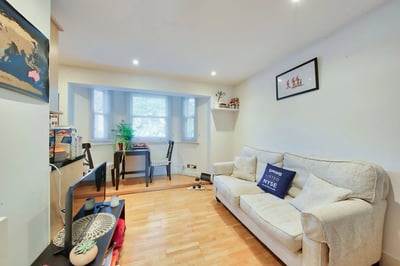 Flat Lebanon Gardens in Greater London