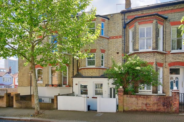 Flat Lebanon Gardens in Greater London