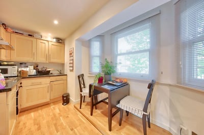 Flat Lebanon Gardens in Greater London